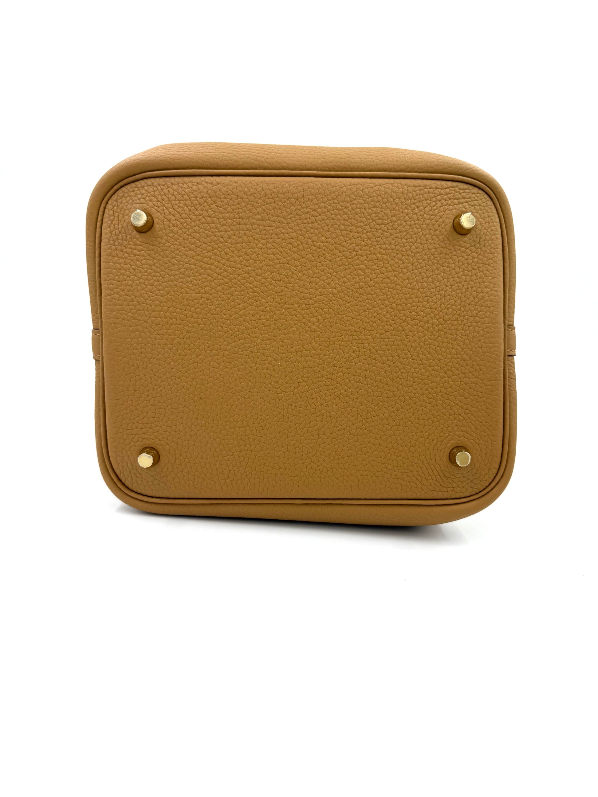 HERMÈS Picotin 22 Lock Clemenceleder Biscuit GHW in cognacfarben mit goldfarbenen Metallfüßen, Seitenansicht Bodenfläche