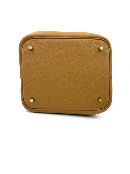 HERMÈS Picotin 22 Lock Clemenceleder Biscuit GHW in cognacfarben mit goldfarbenen Metallfüßen, Seitenansicht Bodenfläche