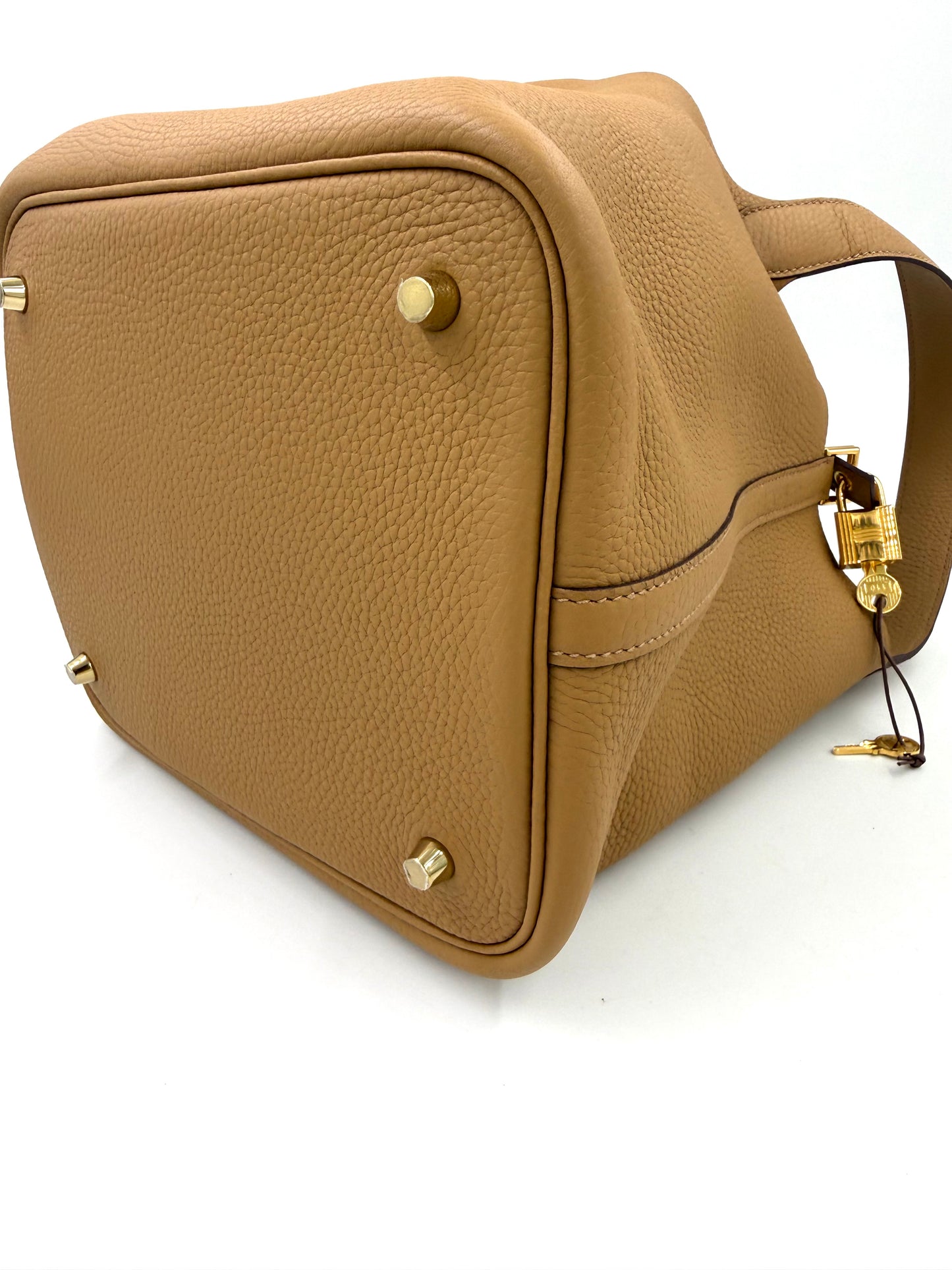 HERMÈS Picotin 22 Lock Clemenceleder Biscuit GHW in beigem Leder mit goldfarbenen Beschlägen und Schloss-Funktion