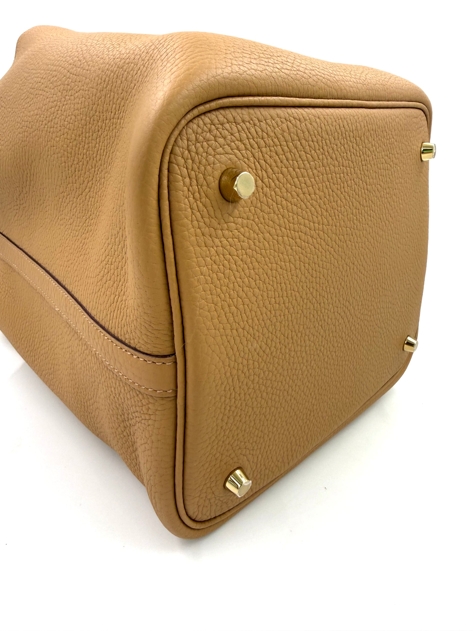 HERMÈS Picotin 22 Lock Clemenceleder Biscuit GHW Tasche mit goldfarbenen Beschlägen, edles Secondhand-Designermodel in Beige.
