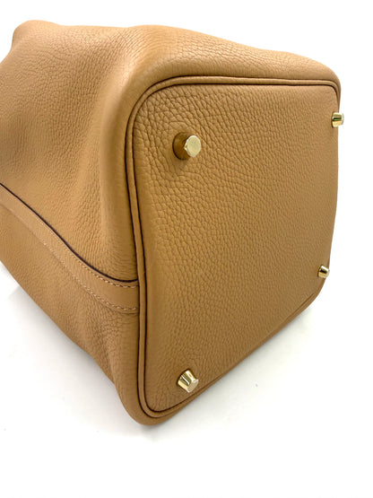 HERMÈS Picotin 22 Lock Clemenceleder Biscuit GHW Tasche mit goldfarbenen Beschlägen, edles Secondhand-Designermodel in Beige.