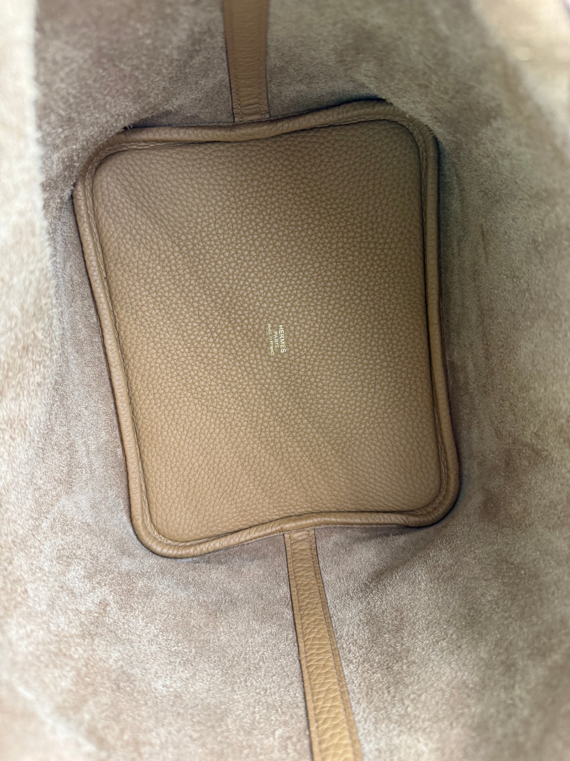 Hochwertiges Innenfutter und Bodenansicht der HERMÈS Picotin 22 Lock Clemenceleder Biscuit GHW Tasche in Beige.