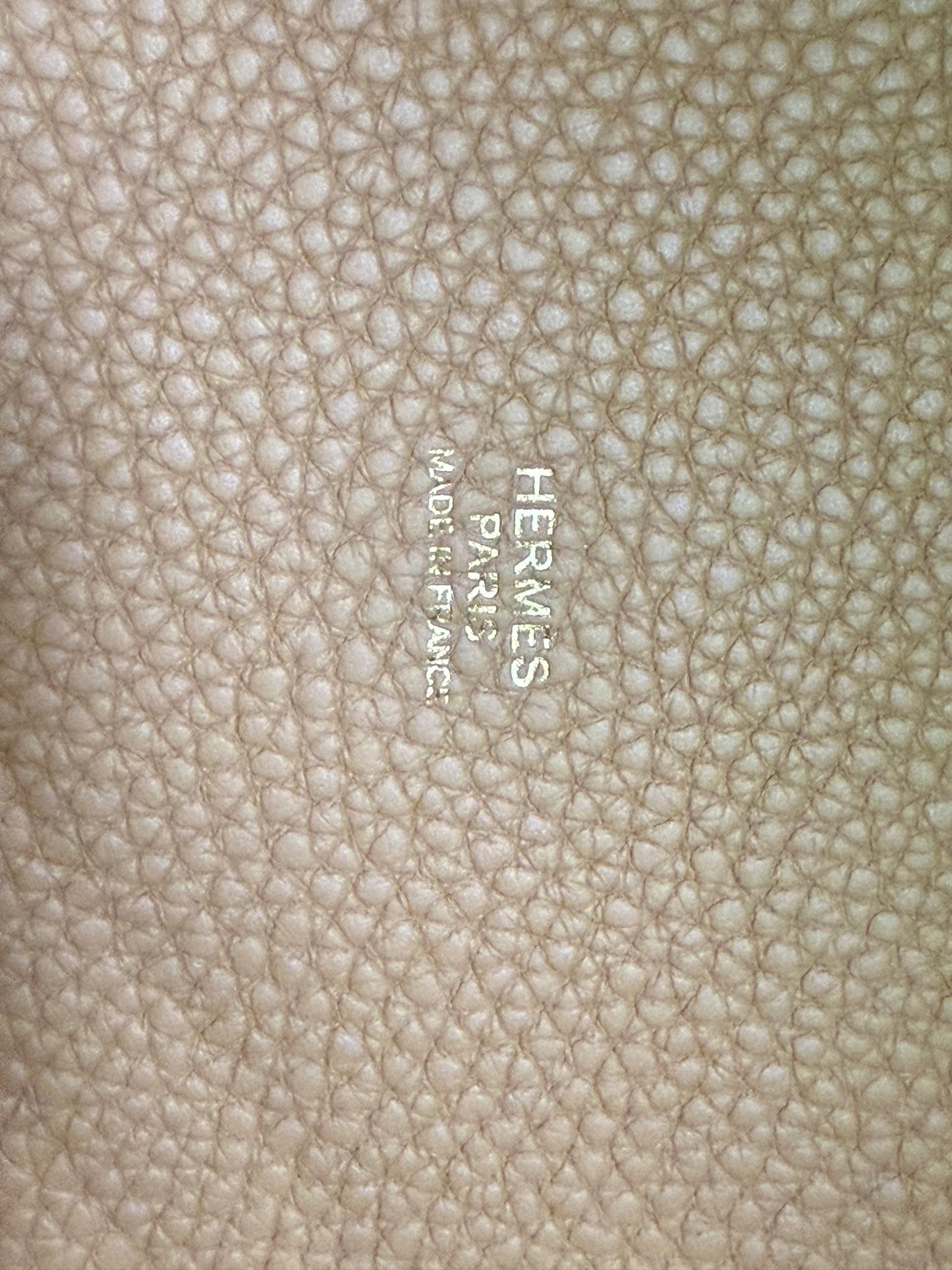Innenprägung auf beigem Clemenceleder der HERMÈS Picotin 22 Lock Clemenceleder Biscuit GHW.