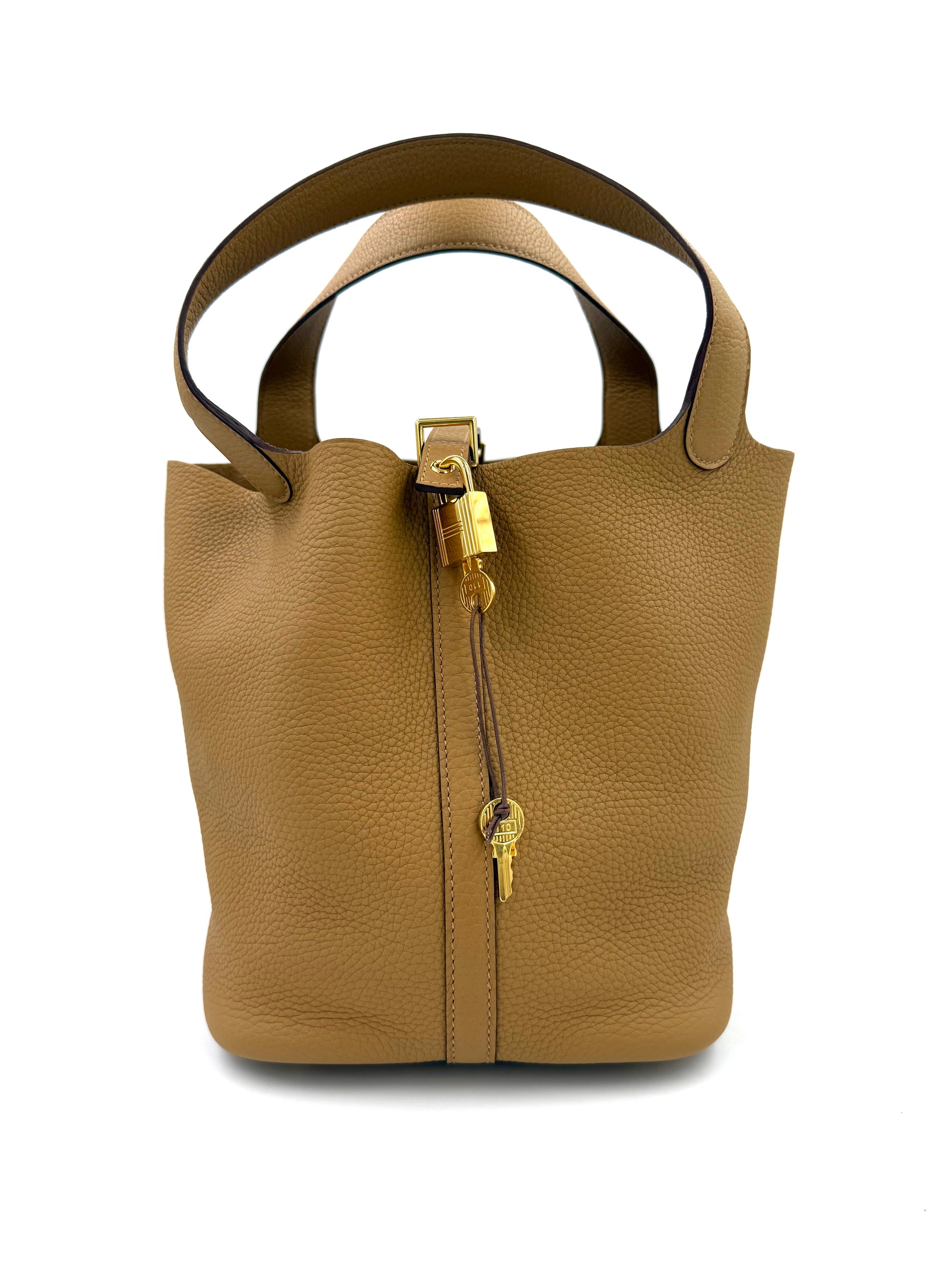 HERMÈS Picotin 22 Lock Clemenceleder Biscuit GHW Handtasche aus braunem genarbtem Leder mit goldfarbenem Schloss und Schlüssel.