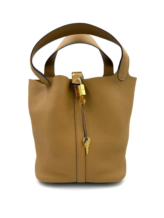 HERMÈS Picotin 22 Lock Clemenceleder Biscuit GHW Handtasche aus braunem genarbtem Leder mit goldfarbenem Schloss und Schlüssel.