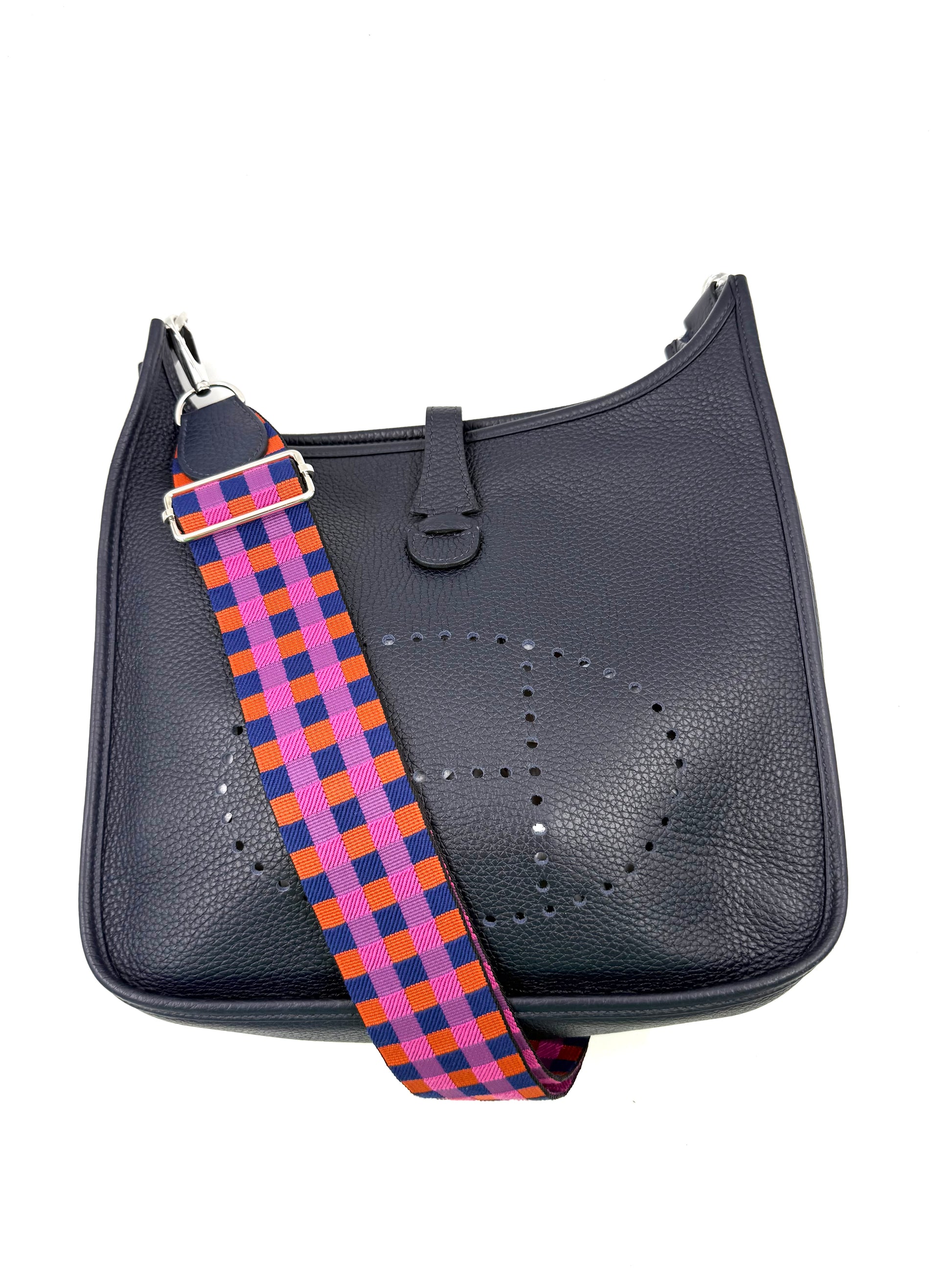 Hochwertige HERMÈS Evelyne 29 Bleu Nuit PHW Handtasche mit auffälligem, buntem Schultergurt aus Leder