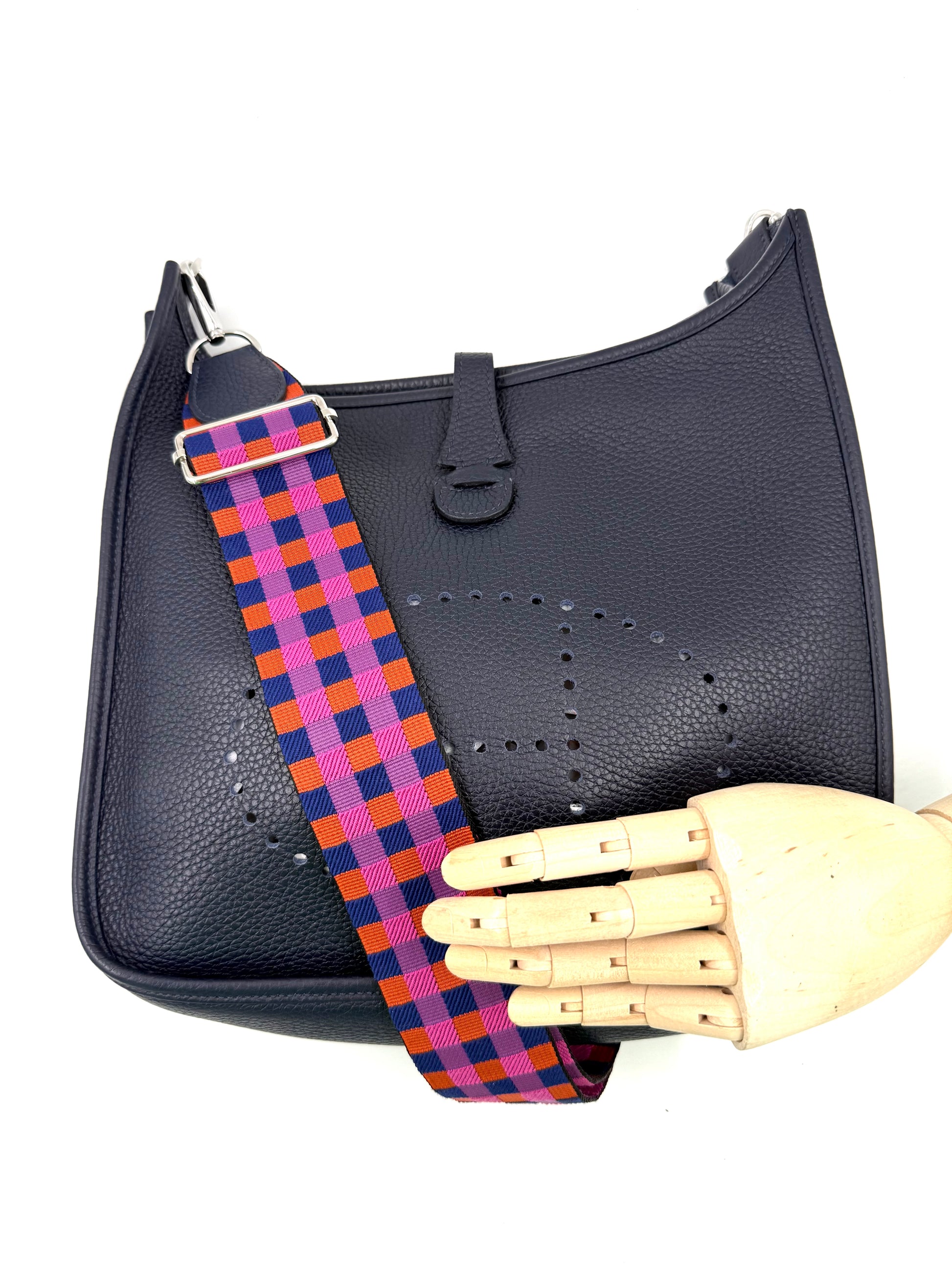 HERMÈS Evelyne 29 Bleu Nuit PHW in dunkelblauem Leder mit auffälligem, karriertem Schulterriemen und silberner Hardware
