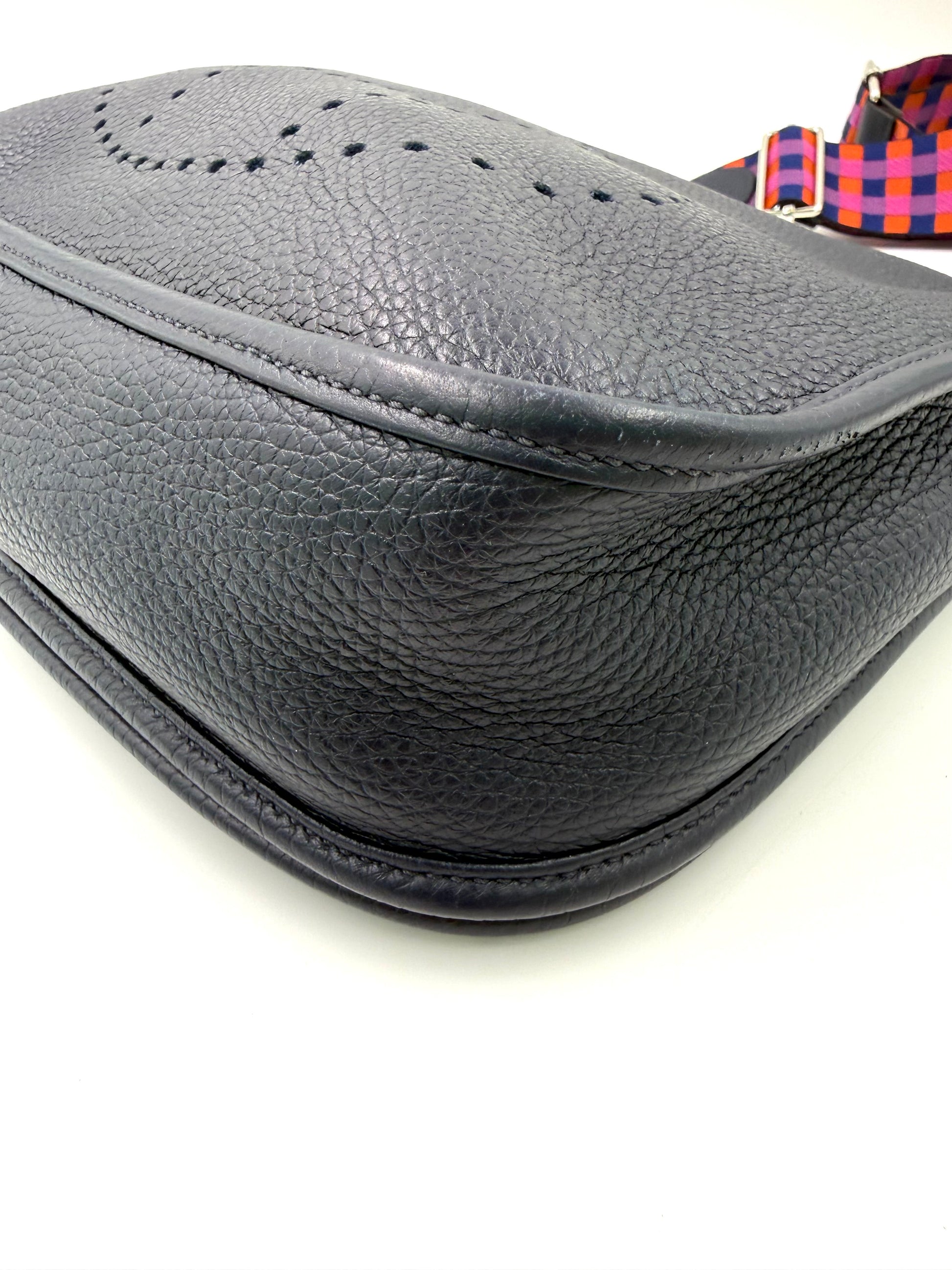 Hochwertige HERMÈS Evelyne 29 Bleu Nuit PHW aus genarbtem Leder mit farbigem Trageriemen, elegante Secondhand-Designertasche.