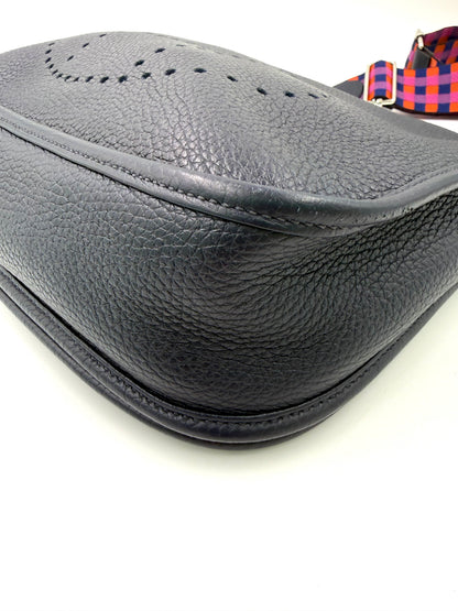 Hochwertige HERMÈS Evelyne 29 Bleu Nuit PHW aus genarbtem Leder mit farbigem Trageriemen, elegante Secondhand-Designertasche.