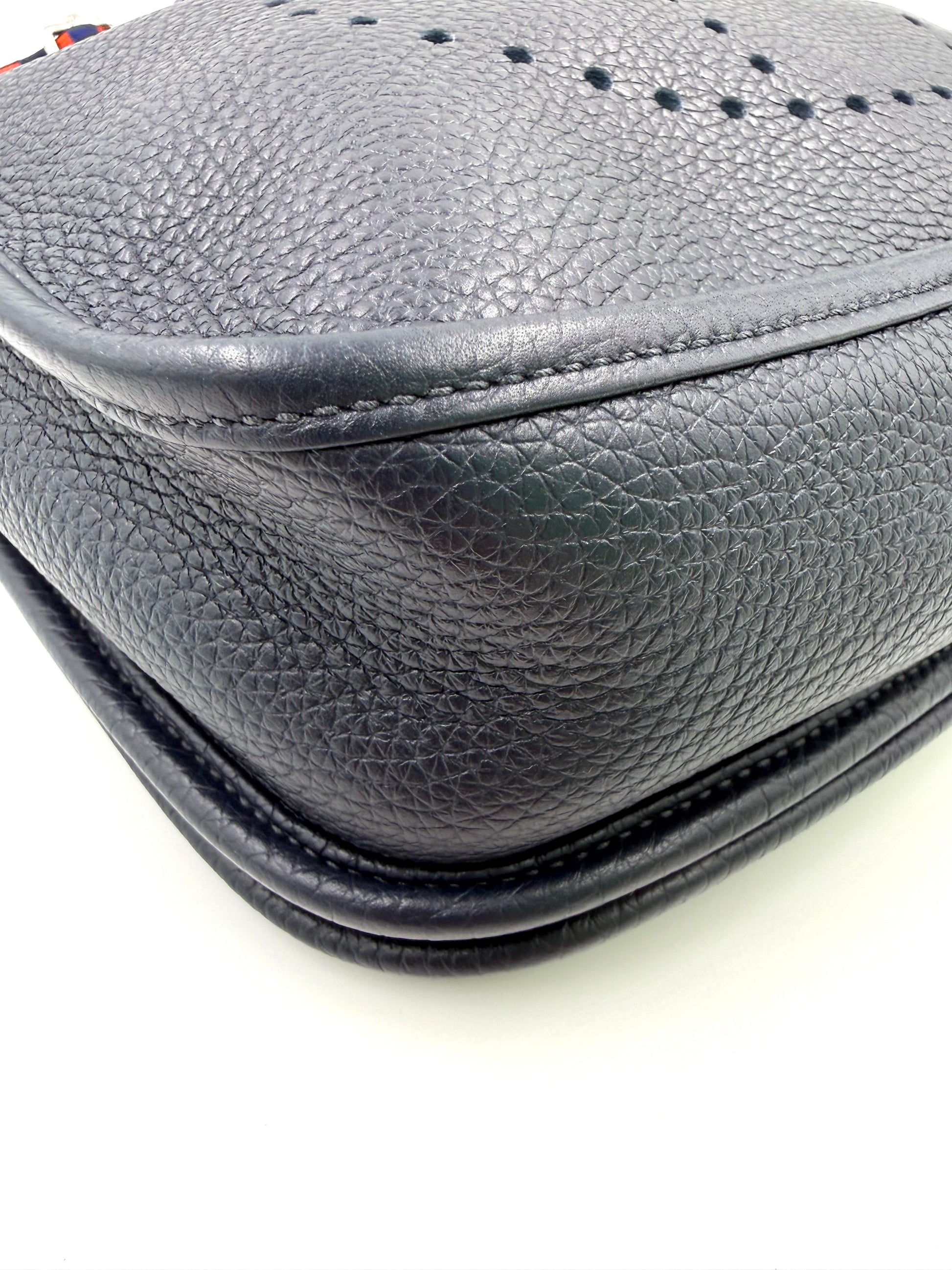 Nahaufnahme der hochwertigen Struktur der HERMÈS Evelyne 29 Bleu Nuit PHW Designerhandtasche aus blauem Leder.