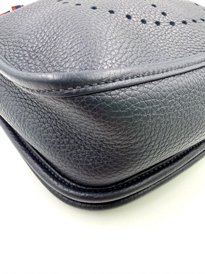 Nahaufnahme der hochwertigen Struktur der HERMÈS Evelyne 29 Bleu Nuit PHW Designerhandtasche aus blauem Leder.