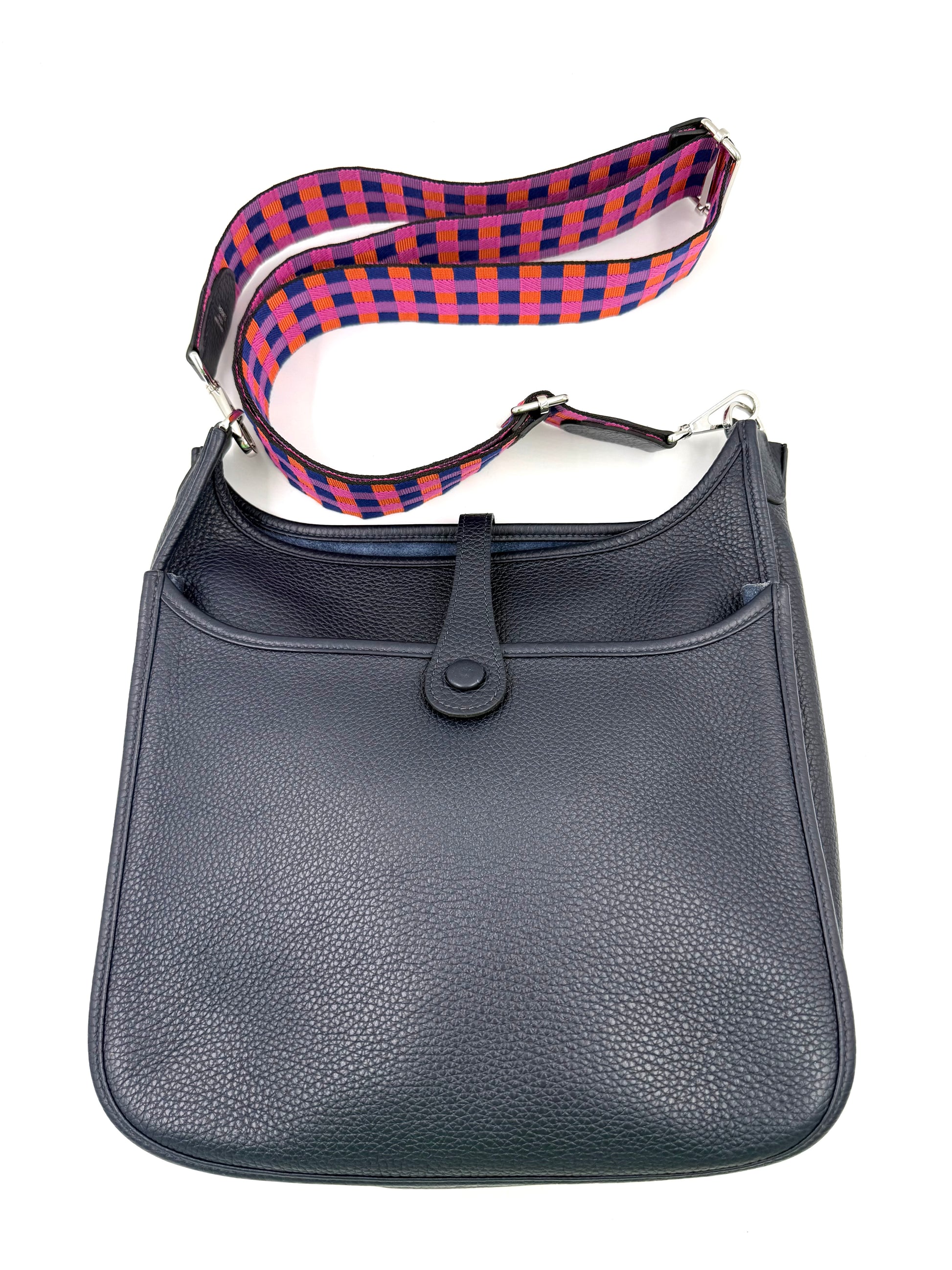HERMÈS Evelyne 29 Bleu Nuit PHW in dunklem Leder mit buntem, verstellbarem Schulterriemen im Vintage-Stil.