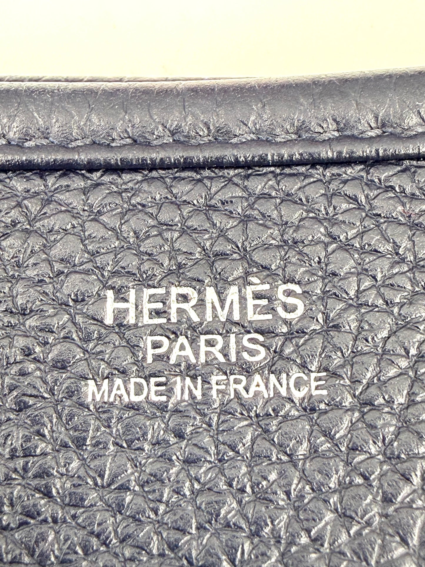 Prägung auf der HERMÈS Evelyne 29 Bleu Nuit PHW aus hochwertigem genarbtem Leder, Made in France.