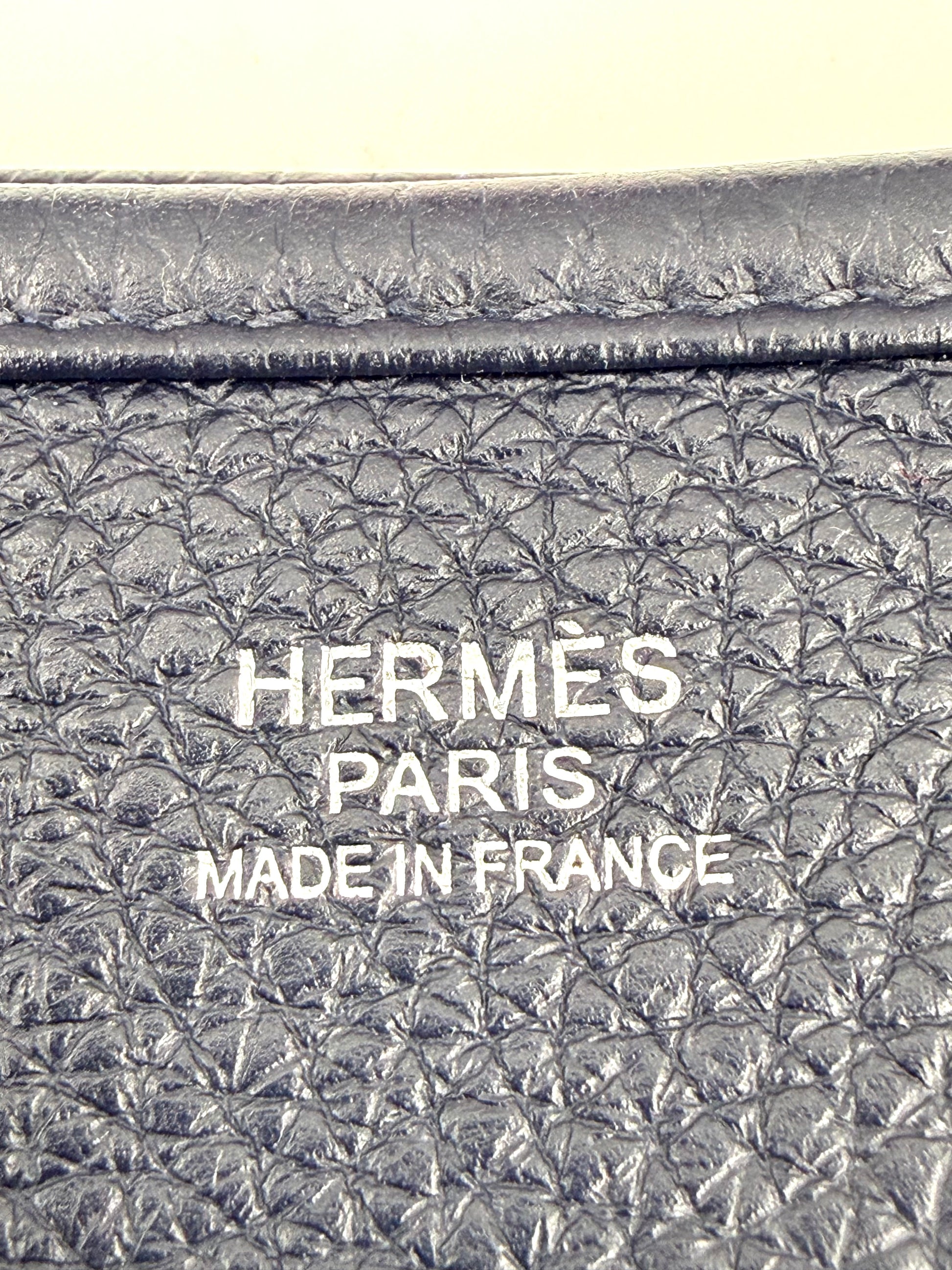Prägung auf der HERMÈS Evelyne 29 Bleu Nuit PHW aus hochwertigem genarbtem Leder, Made in France.