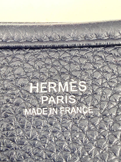 Prägung auf der HERMÈS Evelyne 29 Bleu Nuit PHW aus hochwertigem genarbtem Leder, Made in France.