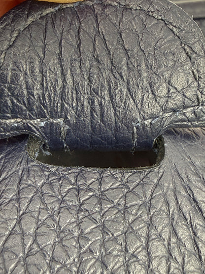 Nahaufnahme der blauen strukturierten Oberfläche und Nahtdetails der HERMÈS Evelyne 29 Bleu Nuit PHW Tasche.