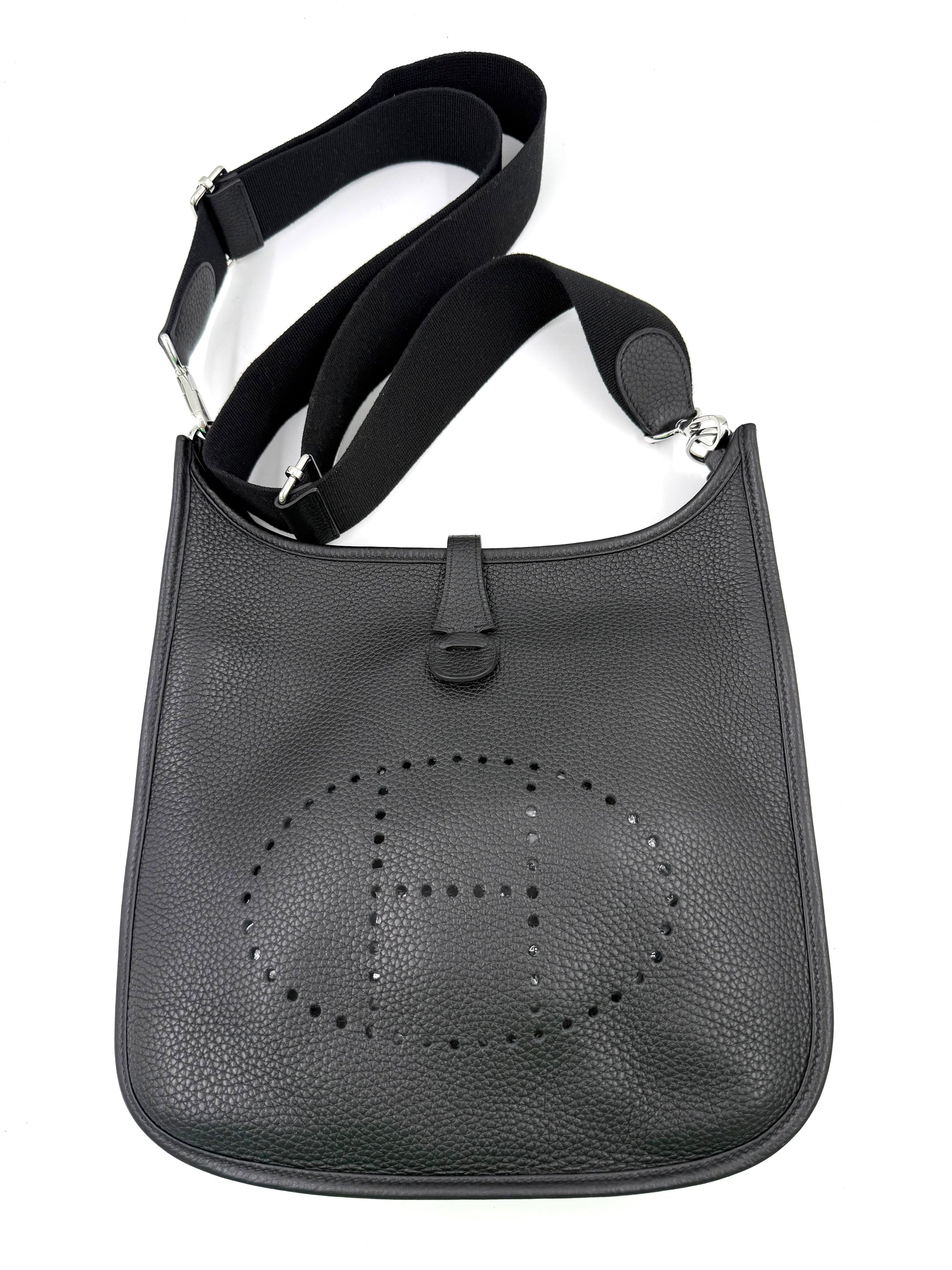 HERMÈS Evelyne 29 schwarz PHW aus genarbtem Leder mit verstellbarem Schulterriemen, klassische Secondhand-Designertasche.