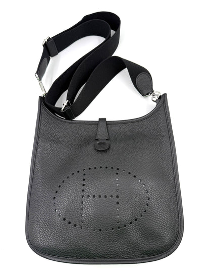 HERMÈS Evelyne 29 schwarz PHW aus genarbtem Leder mit verstellbarem Schulterriemen, klassische Secondhand-Designertasche.