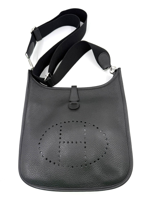 HERMÈS Evelyne 29 schwarz PHW aus genarbtem Leder mit verstellbarem Schulterriemen, klassische Secondhand-Designertasche.
