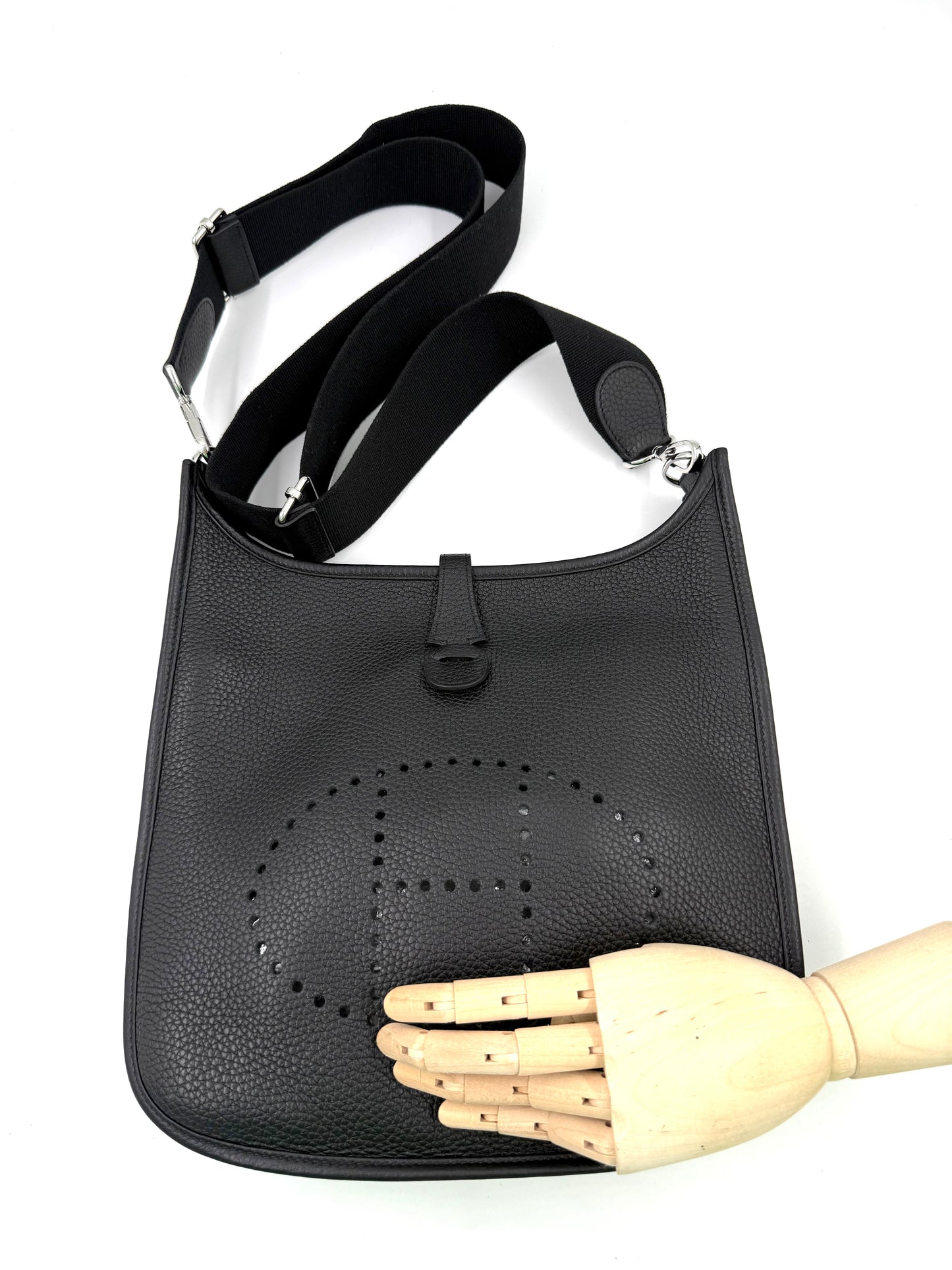 Hochwertige HERMÈS Evelyne 29 schwarz PHW Designerhandtasche aus genarbtem Leder mit verstellbarem Schulterriemen.