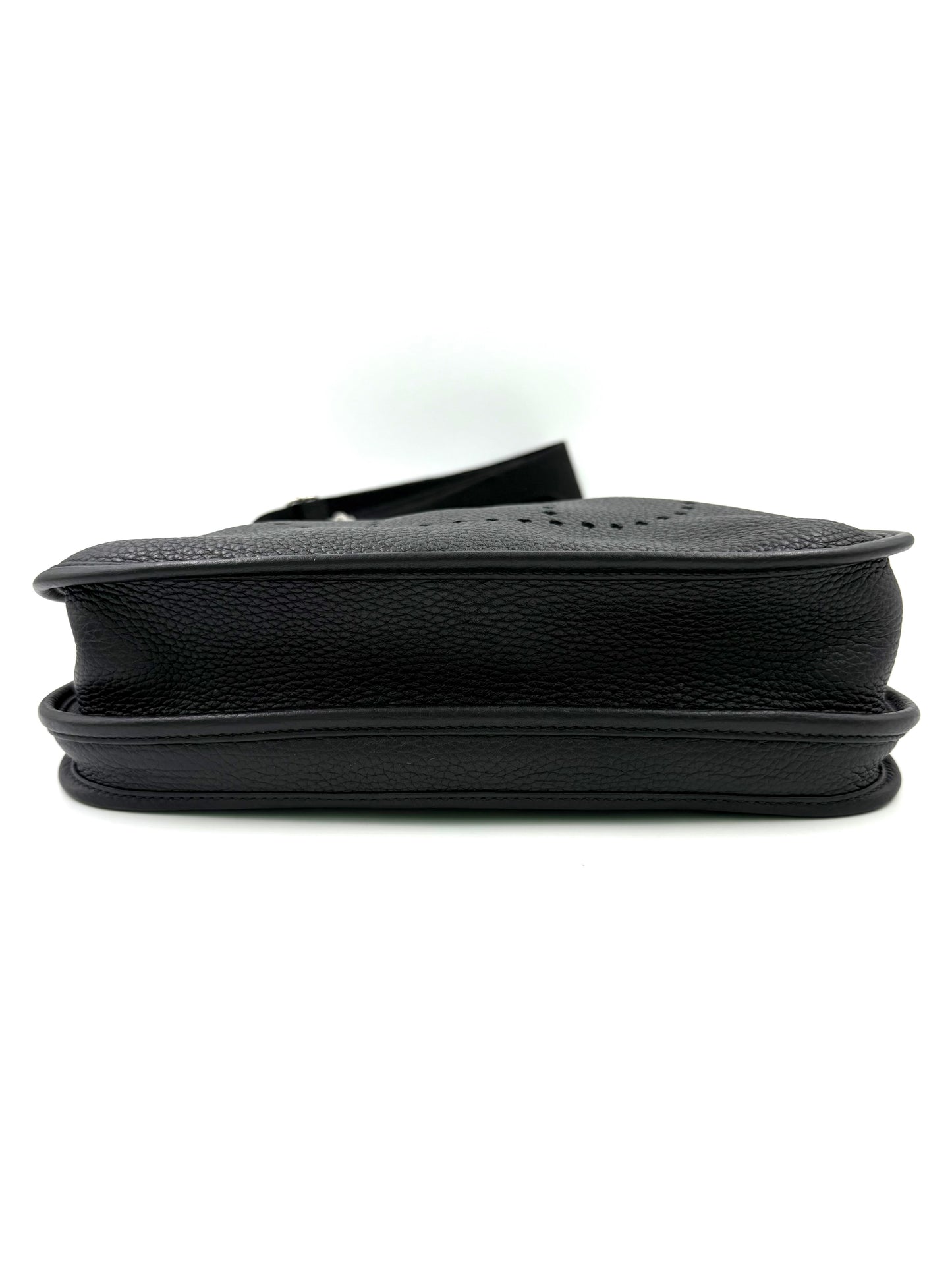 HERMÈS Evelyne 29 schwarz PHW hochwertige Secondhand-Designerhandtasche aus genarbtem Leder auf weißem Hintergrund