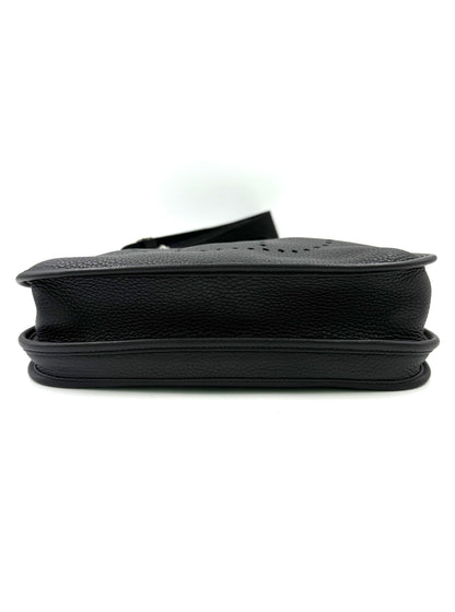 HERMÈS Evelyne 29 schwarz PHW hochwertige Secondhand-Designerhandtasche aus genarbtem Leder auf weißem Hintergrund