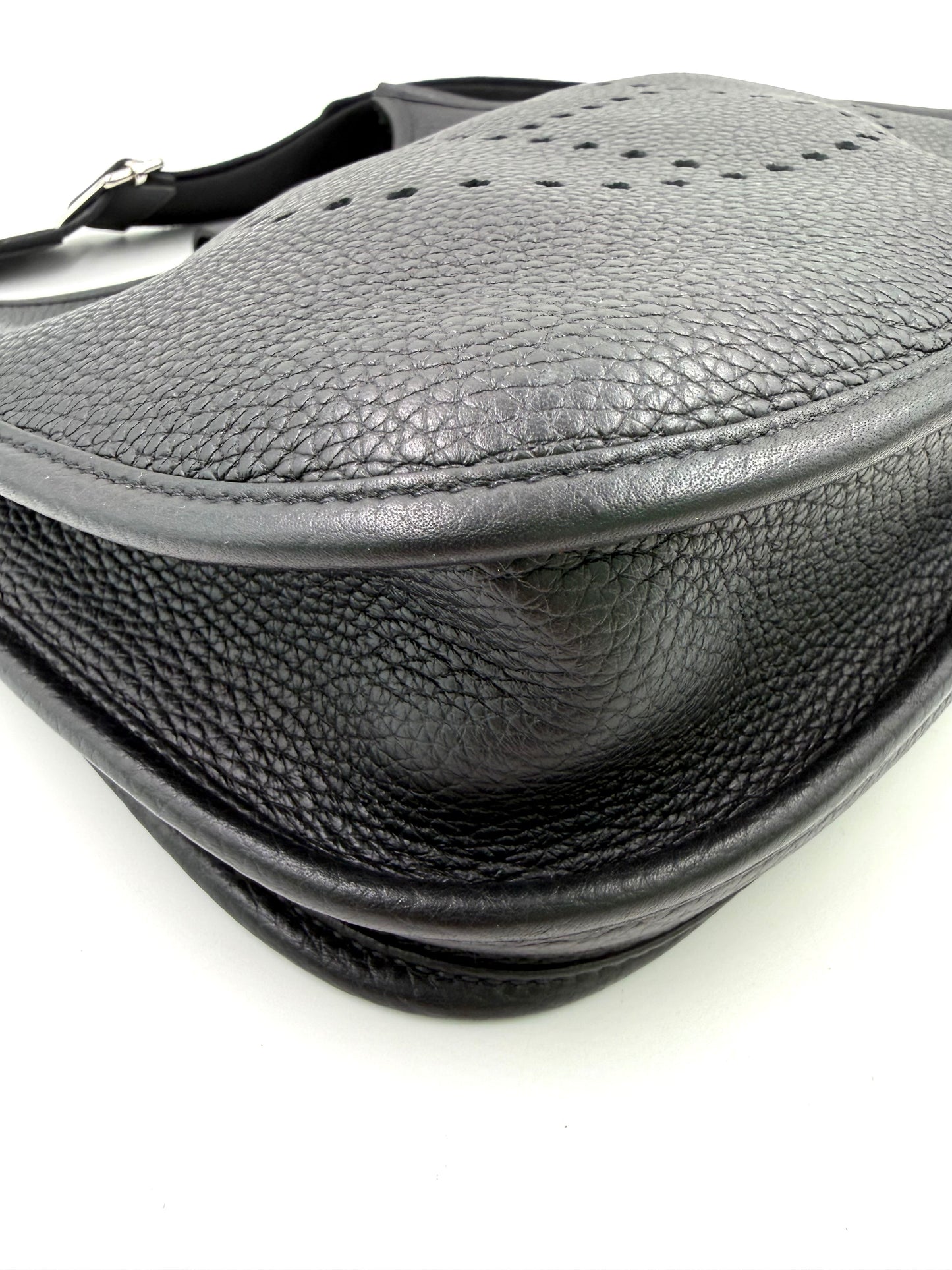 Hochwertige HERMÈS Evelyne 29 schwarz PHW aus genarbtem Leder in elegantem, zeitlosem Design.