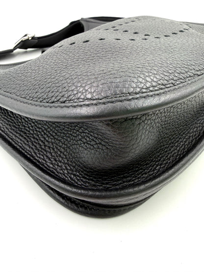 Hochwertige HERMÈS Evelyne 29 schwarz PHW aus genarbtem Leder in elegantem, zeitlosem Design.