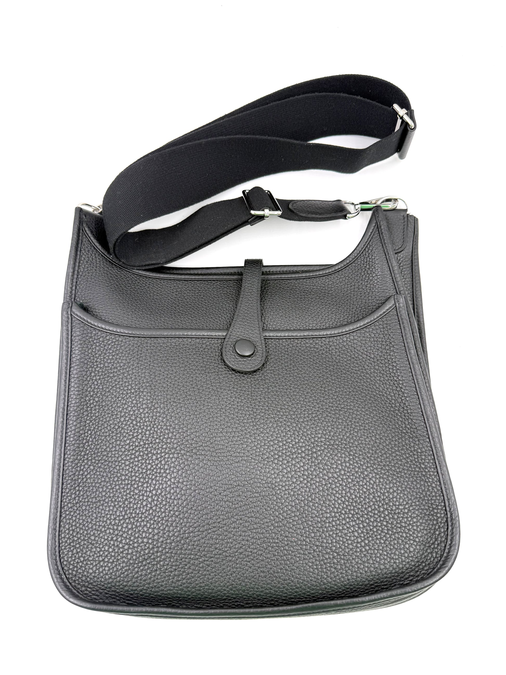 HERMÈS Evelyne 29 schwarz PHW - elegante, hochwertige Secondhand-Designerhandtasche aus genarbtem Leder mit verstellbarem Schulterriemen.