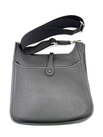 HERMÈS Evelyne 29 schwarz PHW - elegante, hochwertige Secondhand-Designerhandtasche aus genarbtem Leder mit verstellbarem Schulterriemen.