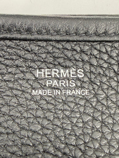 Prägung auf schwarzem Leder mit Schriftzug HERMÈS Evelyne 29 schwarz PHW, Made in France, Detailansicht.
