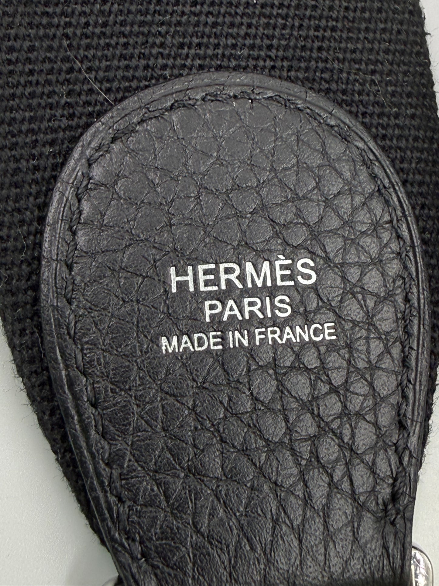 HERMÈS Evelyne 29 schwarz PHW Nahaufnahme der geprägten Logo-Prägung auf hochwertigem Ledergriff