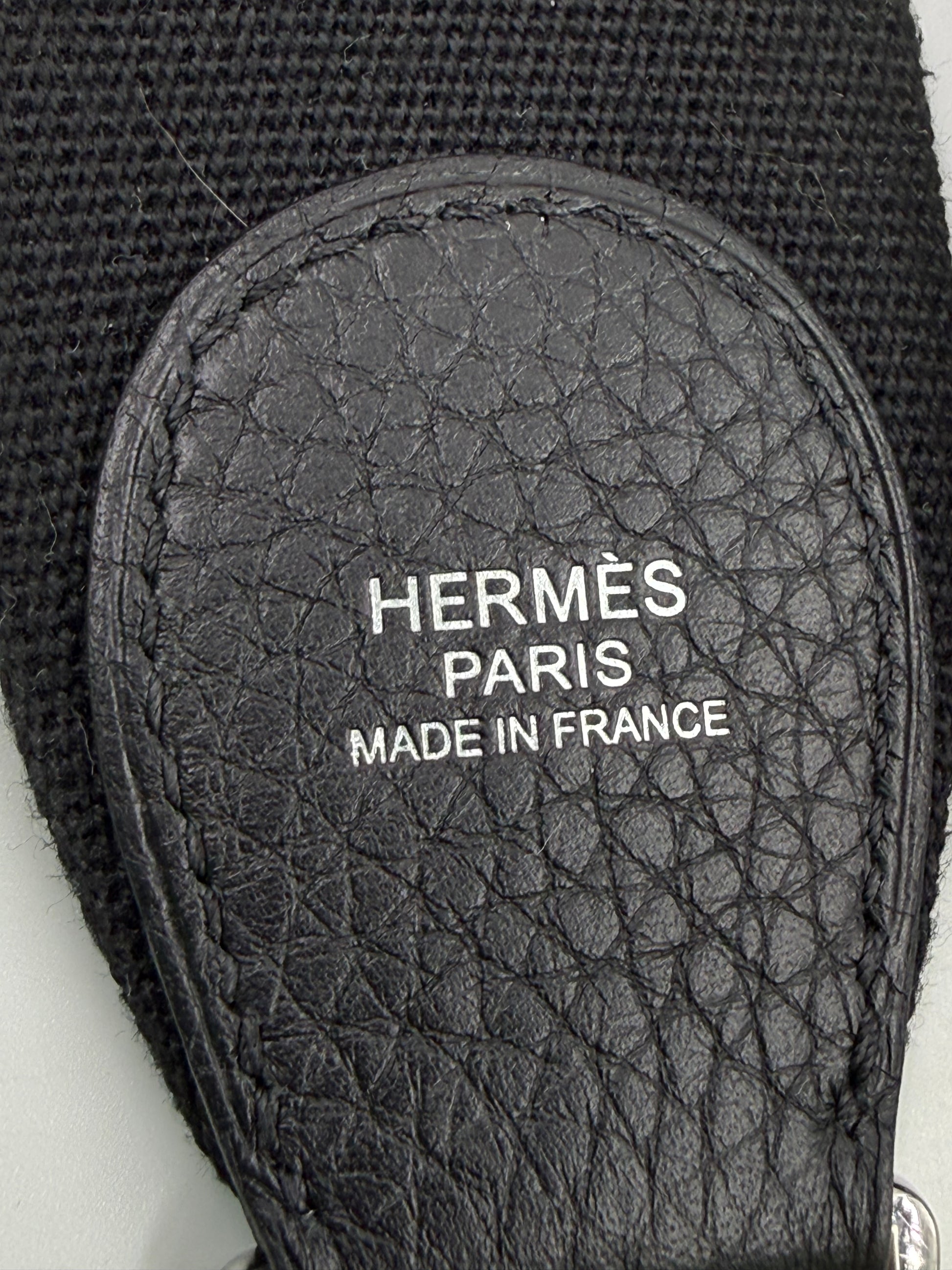 HERMÈS Evelyne 29 schwarz PHW Nahaufnahme der geprägten Logo-Prägung auf hochwertigem Ledergriff