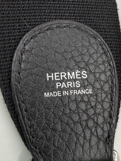 HERMÈS Evelyne 29 schwarz PHW Nahaufnahme der geprägten Logo-Prägung auf hochwertigem Ledergriff