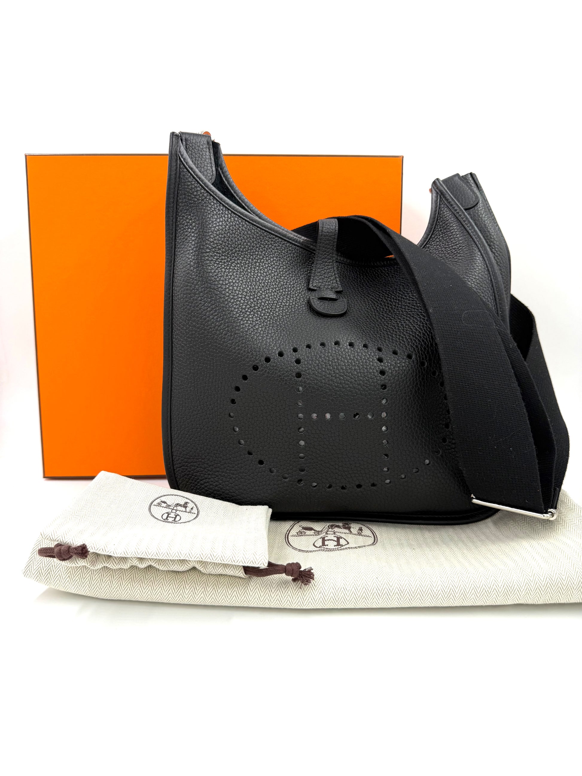 HERMÈS Evelyne 29 schwarz PHW aus genarbtem Leder mit verstellbarem Schulterriemen und orangefarbener Geschenkbox.