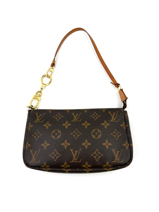 LOUIS VUITTON Pochette Accessoires mit Riemenverlängerung in Monogram Canvas, elegant und praktisch, sehr guter Zustand.
