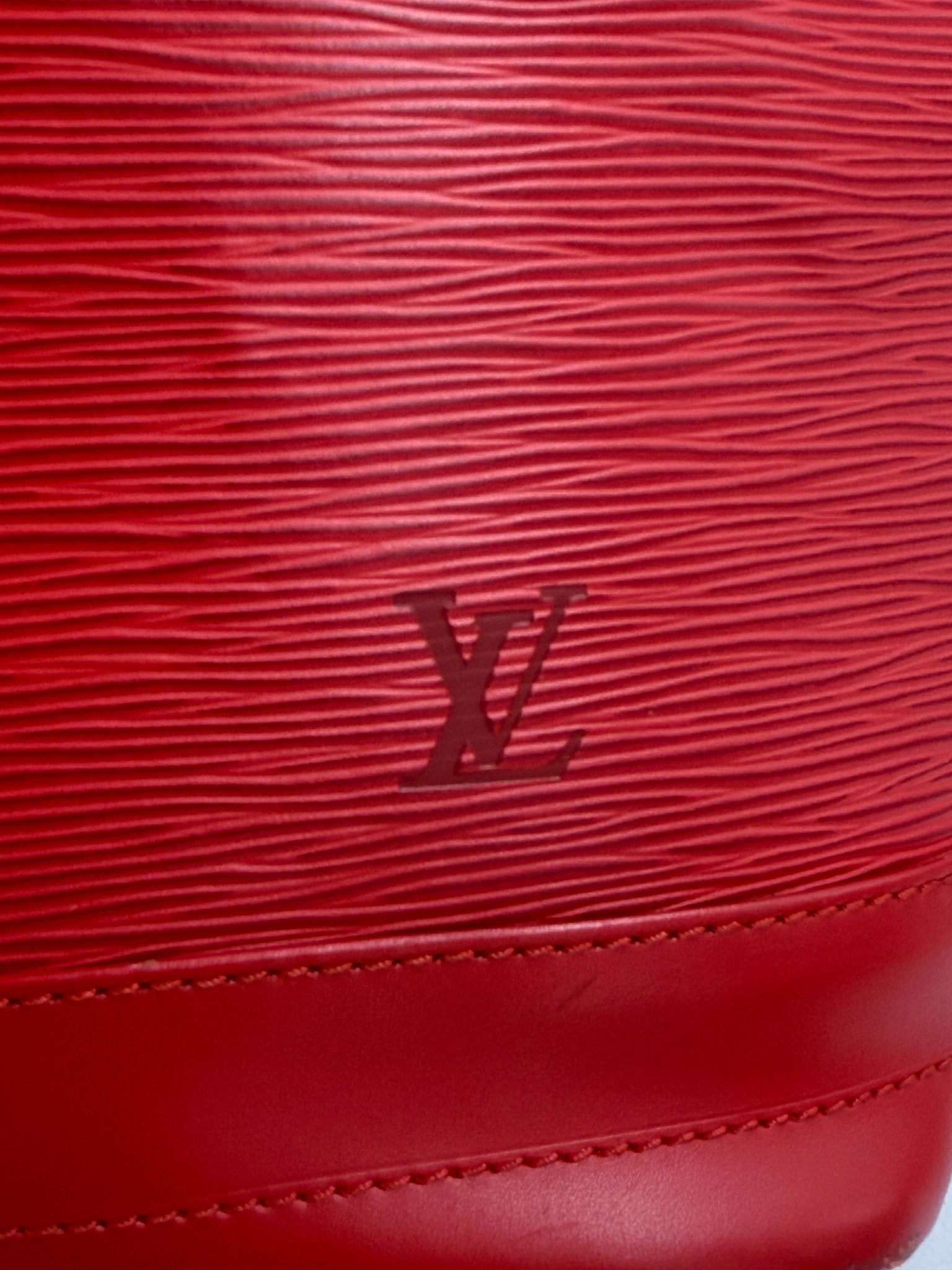 LOUIS VUITTON Sac Noe grande Epi rouge - Clutch & Macarons - AR0995 - Clutch & Macarons - 