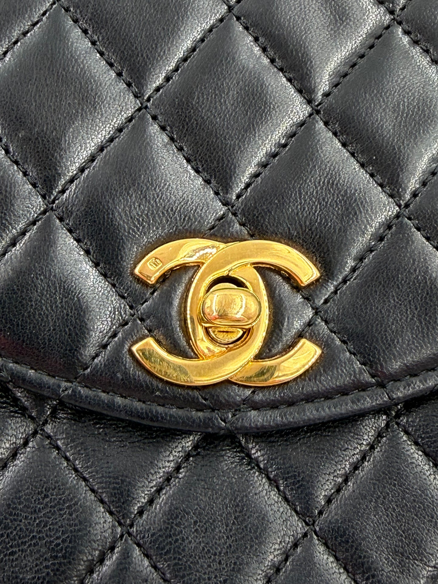 CHANEL Single Flap Half Moon schwarz GHW