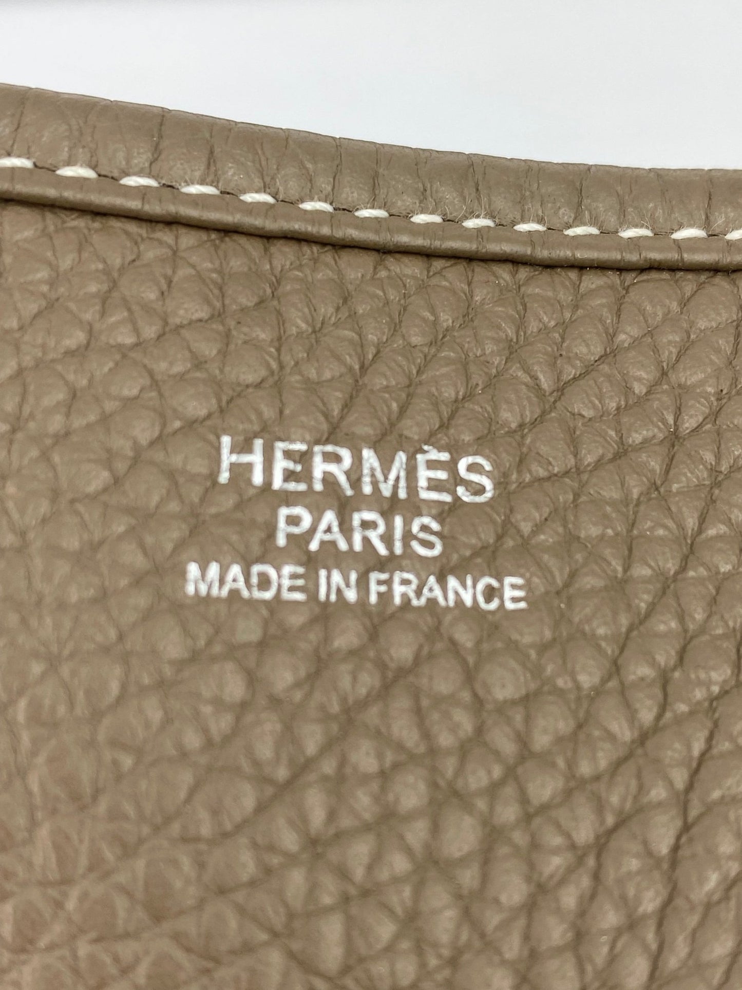 HERMÈS Evelyne 33 Etoupe Taurillon Clemence - Clutch & Macarons - Stempel X; 2016 - Clutch & Macarons - 