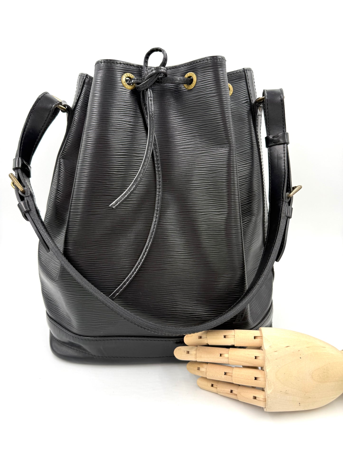 LOUIS VUITTON Noe grande Epi schwarz