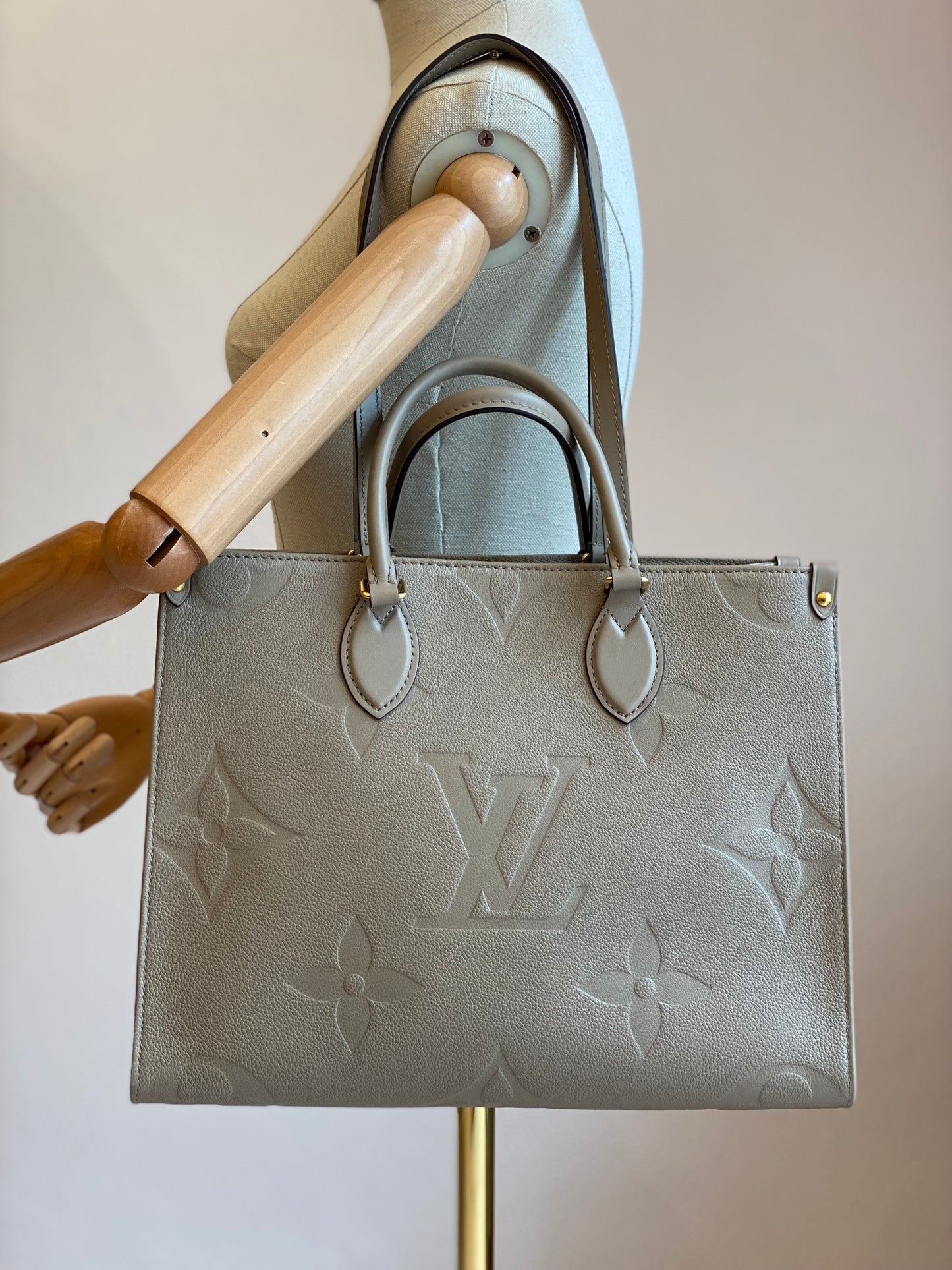 LOUIS VUITTON Onthego MM Monogram Empreinte Tourterelle