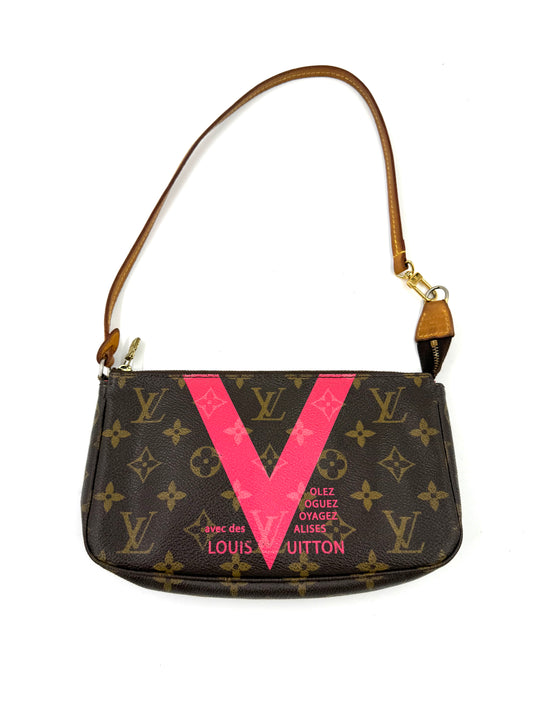 LOUIS VUITTON Pochette Accessoires V pink