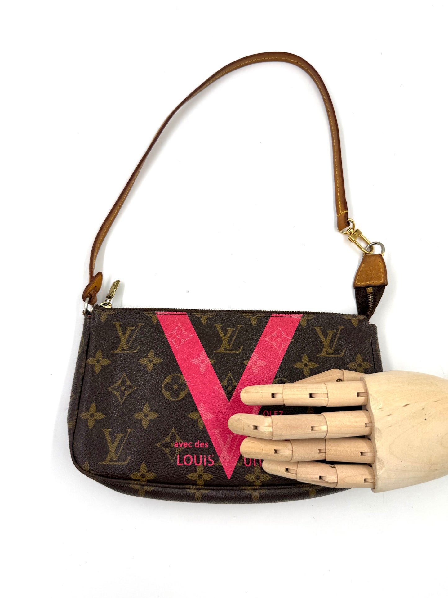 LOUIS VUITTON Pochette Accessoires V pink