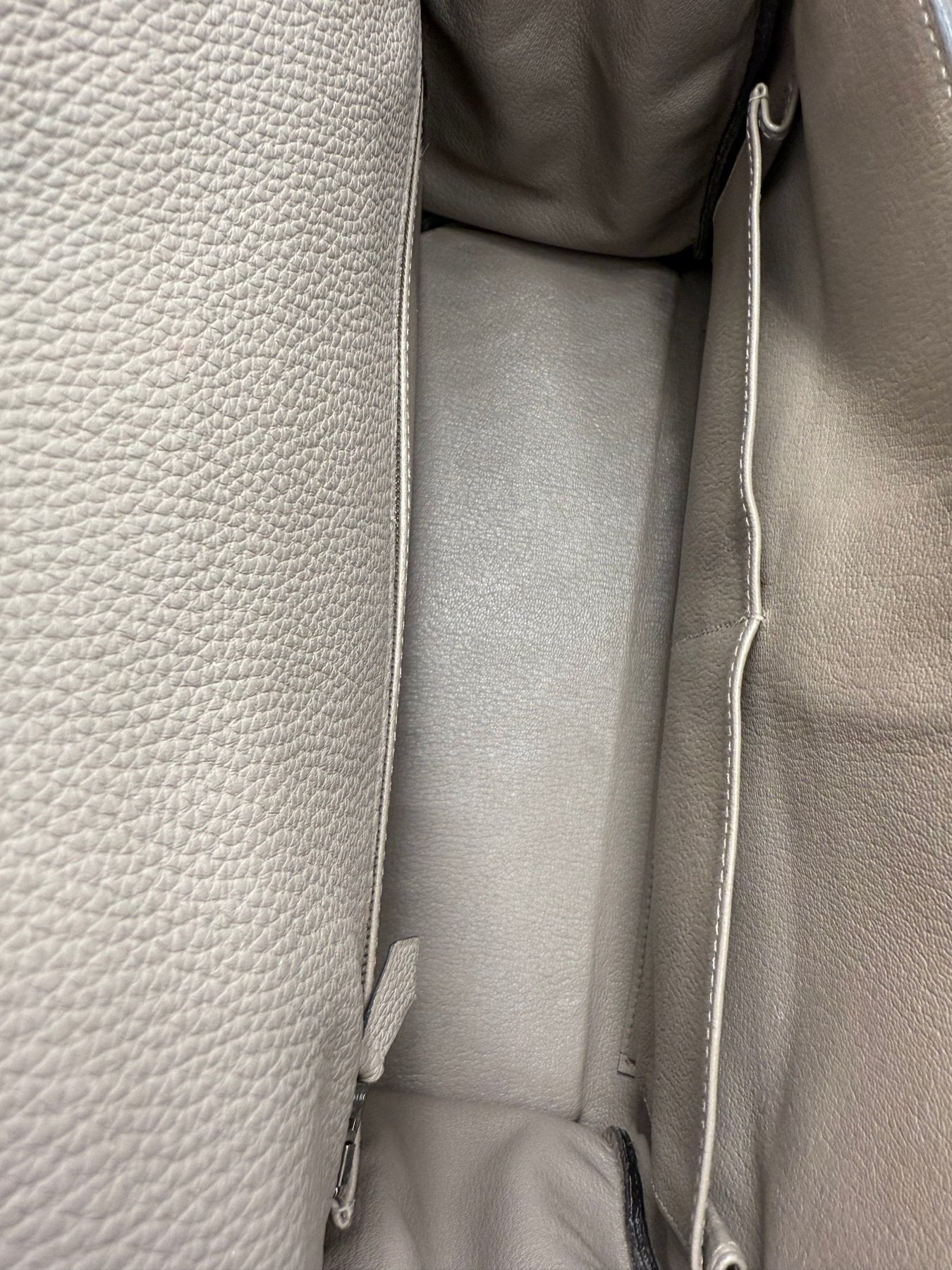 Innenansicht der HERMÈS Kelly 32 Retourne Gris Asphalte PHW aus weichem Clemence Leder, sauber und gut erhalten.