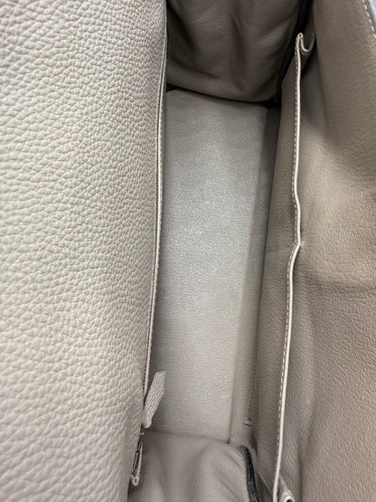 Innenansicht der HERMÈS Kelly 32 Retourne Gris Asphalte PHW aus weichem Clemence Leder, sauber und gut erhalten.
