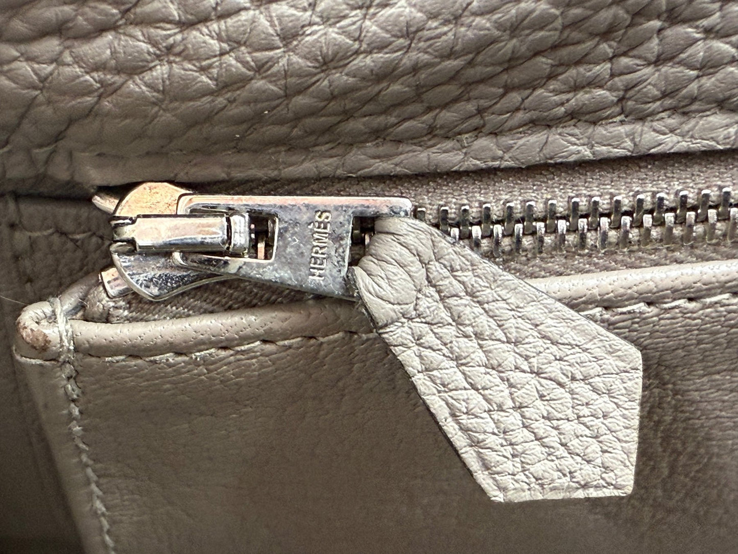 HERMÈS Kelly 32 Retourne Gris Asphalte PHW Reißverschlussdetail aus hochwertigem Clemence Leder mit Palladium-Hardware