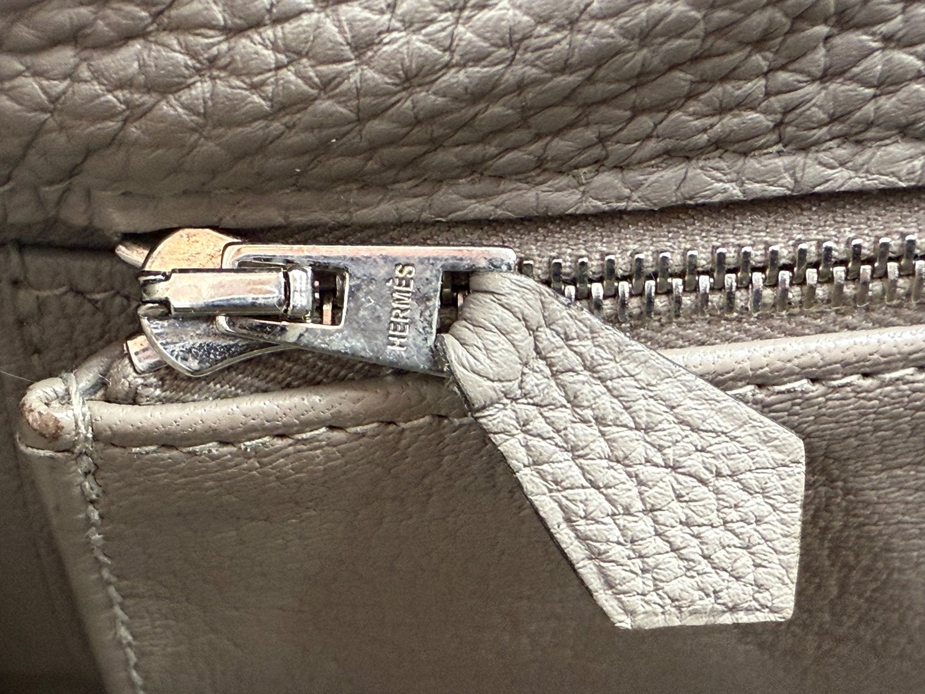 HERMÈS Kelly 32 Retourne Gris Asphalte PHW Reißverschlussdetail aus hochwertigem Clemence Leder mit Palladium-Hardware