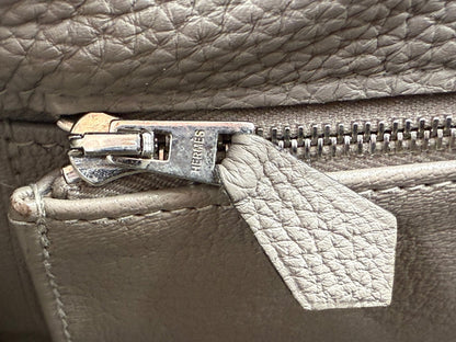 HERMÈS Kelly 32 Retourne Gris Asphalte PHW Reißverschlussdetail aus hochwertigem Clemence Leder mit Palladium-Hardware