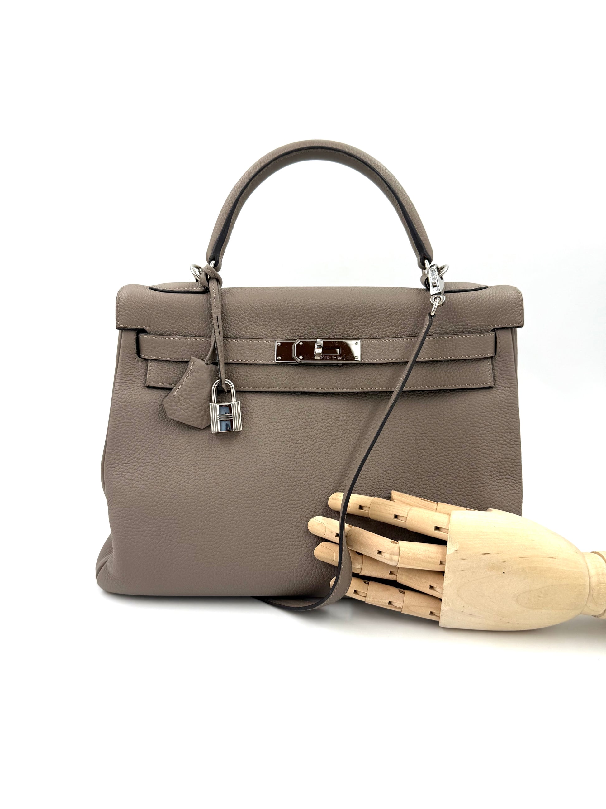 HERMÈS Kelly 32 Retourne Gris Asphalte PHW aus Clemence Leder mit Palladium-Hardware und Schlüsselanhänger.