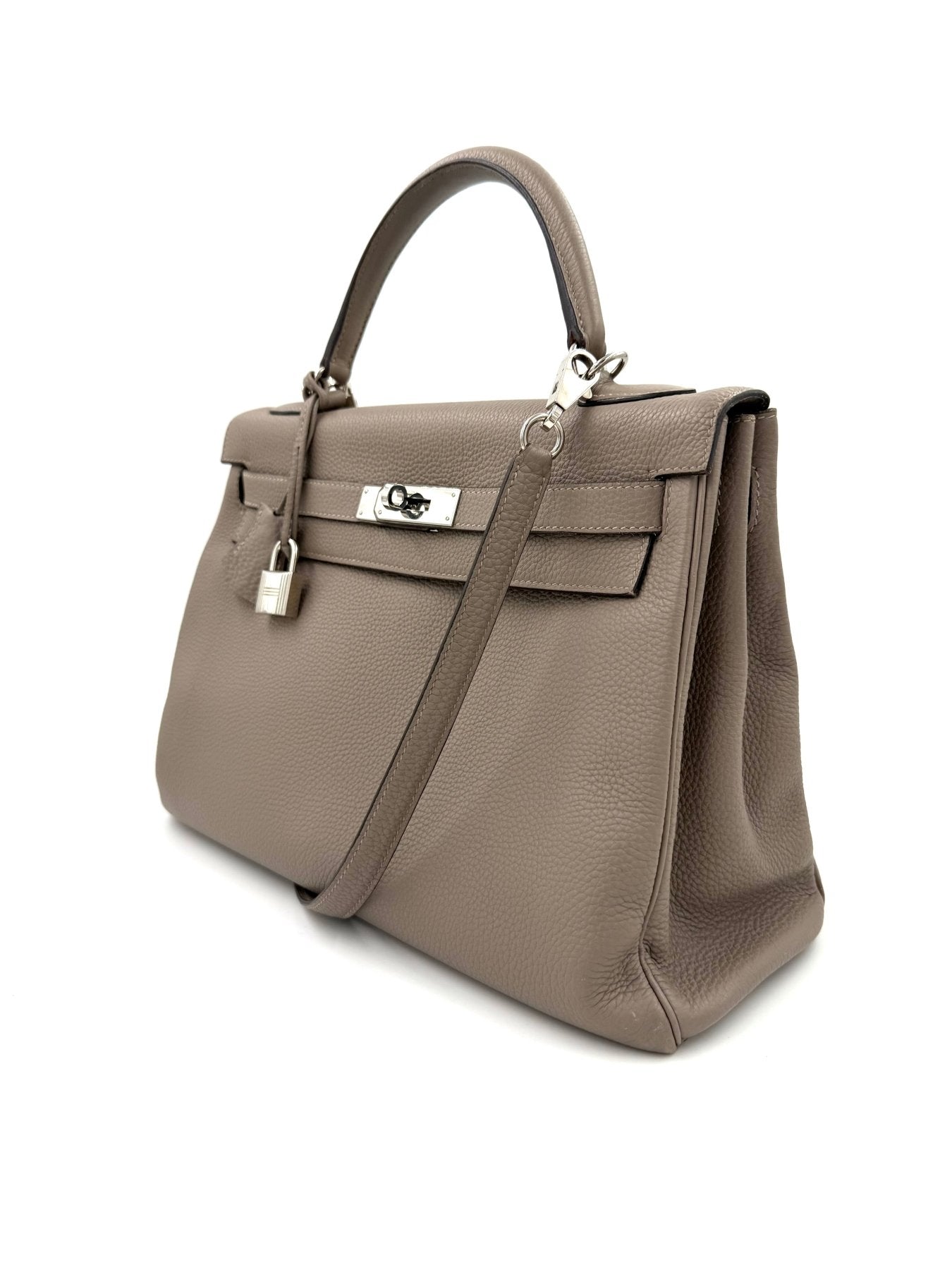 HERMÈS Kelly 32 Retourne Gris Asphalte PHW aus Clemence Leder mit Palladium-Hardware, elegante Handtasche in neuwertigem Zustand.